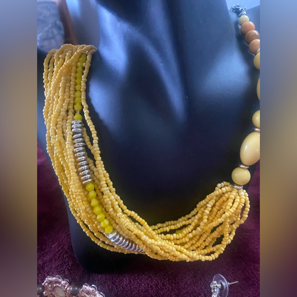 Brighten☀️your day! Yellow Beaded Necklace & Earrings, Daisy🌼Rhinestone Bracelet - Picture 2 of 9